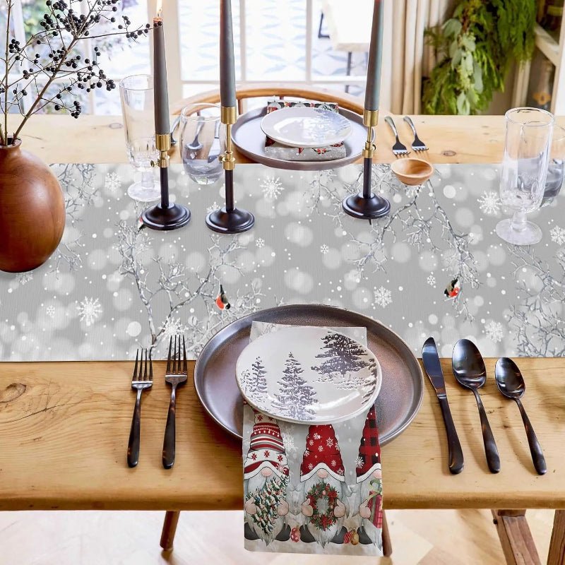 Festlig bordslöpare i linne för julen med snöflinge- och tomtemotiv - Fioriscas