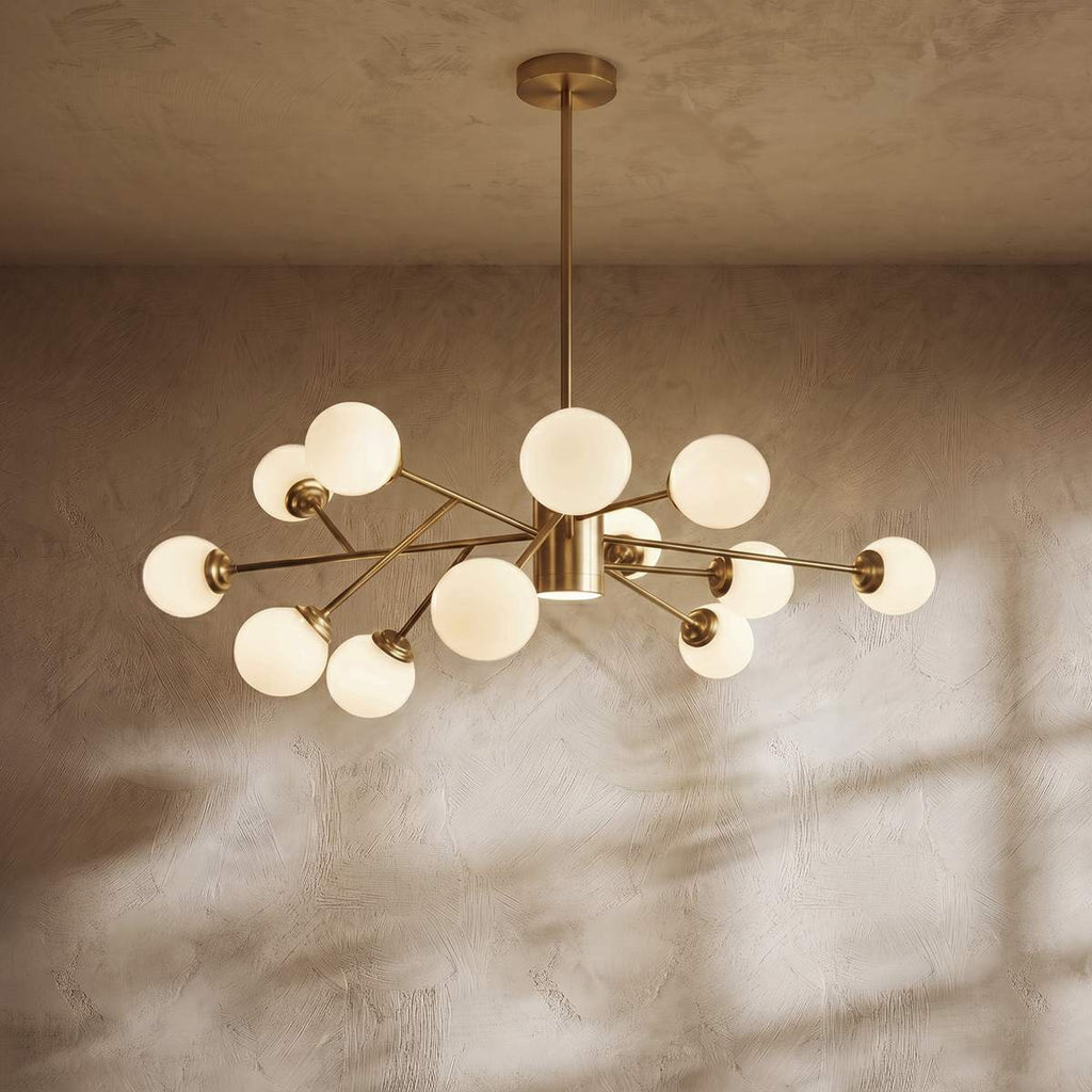 Arcadia Luxe ljuskrona i guld- eller svart aluminiumfinish för mysig atmosfär