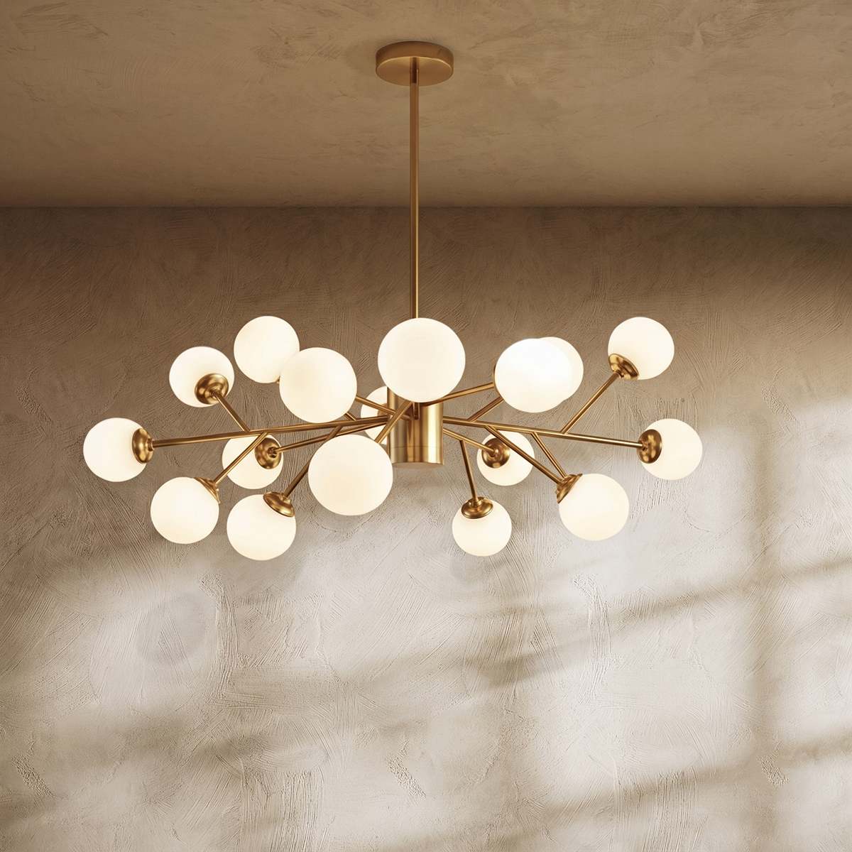 Arcadia Luxe ljuskrona i guld- eller svart aluminiumfinish för mysig atmosfär