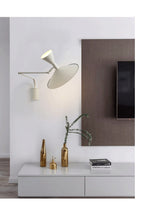 Lampada da parete NovaSwing, braccio orientabile, con spina e paralume satinato