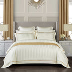 Parure de housse de couette LyraSilk en coton égyptien avec rayures décoratives