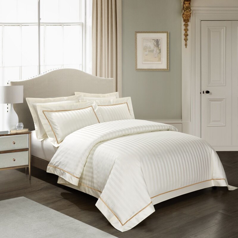 Parure de housse de couette LyraSilk en coton égyptien avec rayures décoratives