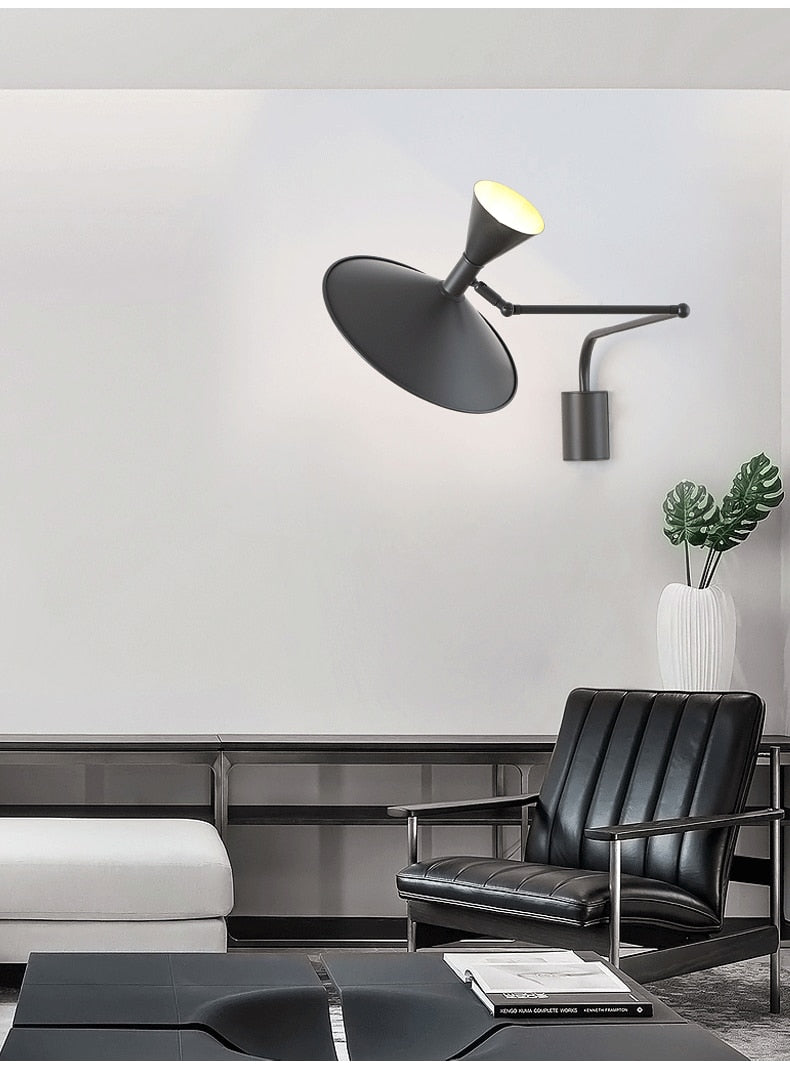 Lampada da parete NovaSwing, braccio orientabile, con spina e paralume satinato