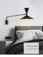 Lampada da parete NovaSwing, braccio orientabile, con spina e paralume satinato