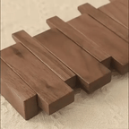 Appendiabiti da parete in legno con fila di ganci a forma di tasti di pianoforte
