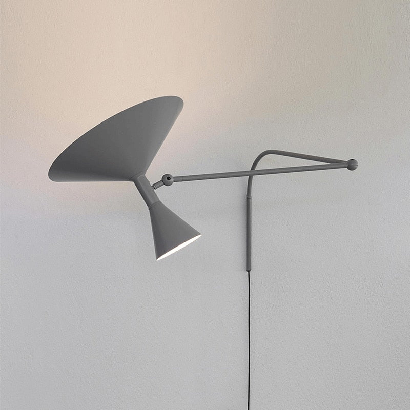 Lampada da parete NovaSwing, braccio orientabile, con spina e paralume satinato