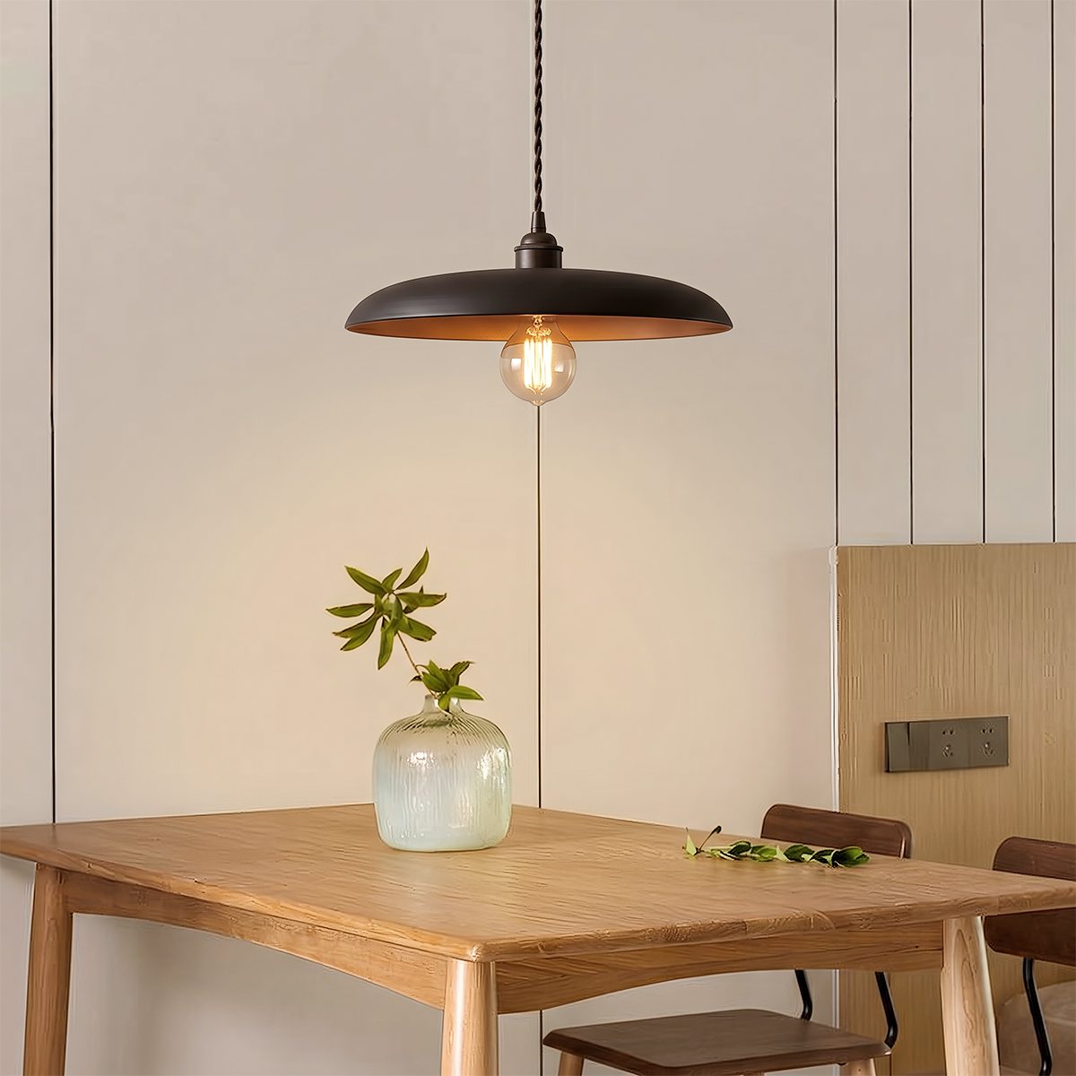 Lampada a sospensione WoodLumen a cupola con accenti in ottone e luce calda