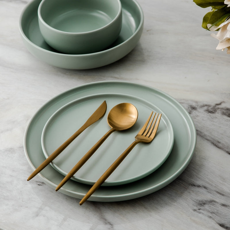 Ensemble de couverts plats en acier inoxydable mat, dressage de table moderne