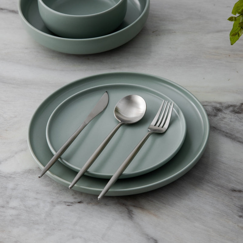 Ensemble de couverts plats en acier inoxydable mat, dressage de table moderne
