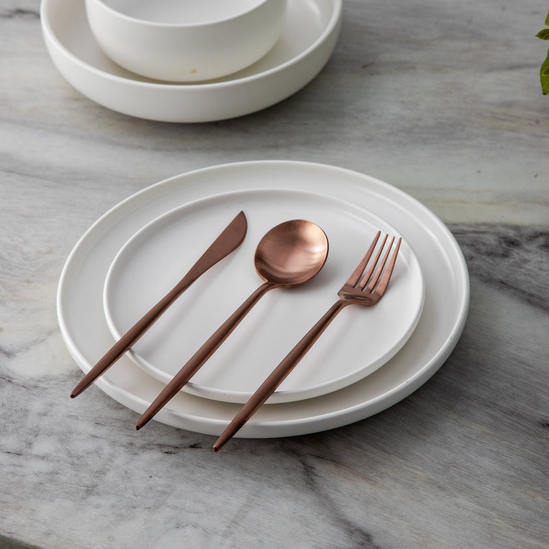 Ensemble de couverts plats en acier inoxydable mat, dressage de table moderne