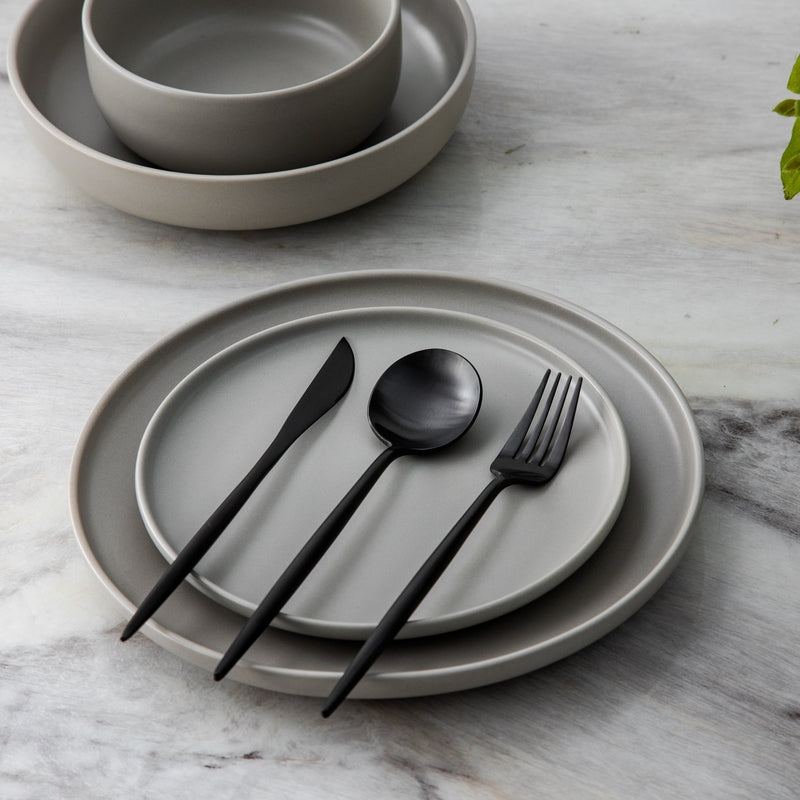 Ensemble de couverts plats en acier inoxydable mat, dressage de table moderne