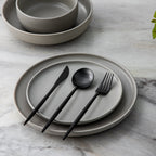 Ensemble de couverts plats en acier inoxydable mat, dressage de table moderne