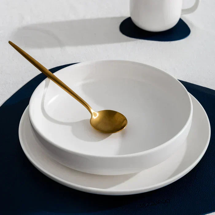 Ensemble de couverts plats en acier inoxydable mat, dressage de table moderne