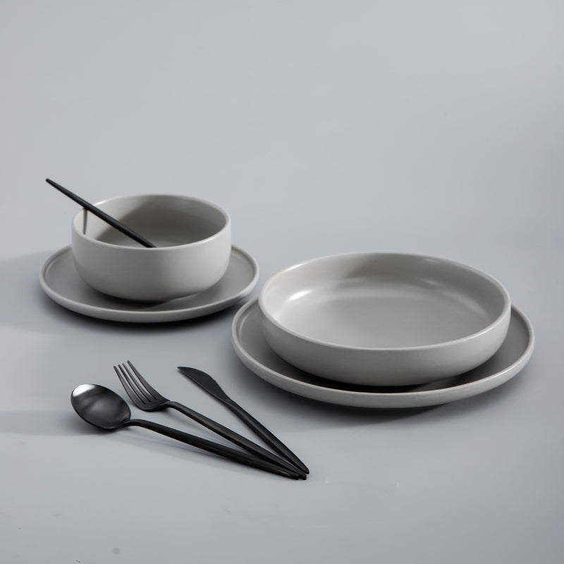 Ensemble de couverts plats en acier inoxydable mat, dressage de table moderne