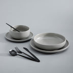 Ensemble de couverts plats en acier inoxydable mat, dressage de table moderne