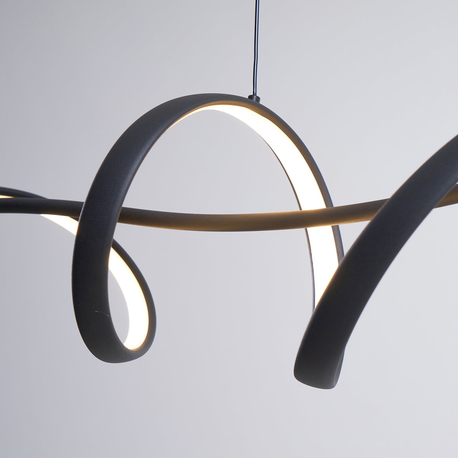 Suspension LED noire moderne Aveline | Fioriscas