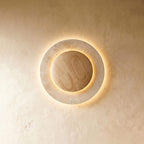 Lampada da parete circolare in travertino con nucleo in legno e luce indiretta delicata