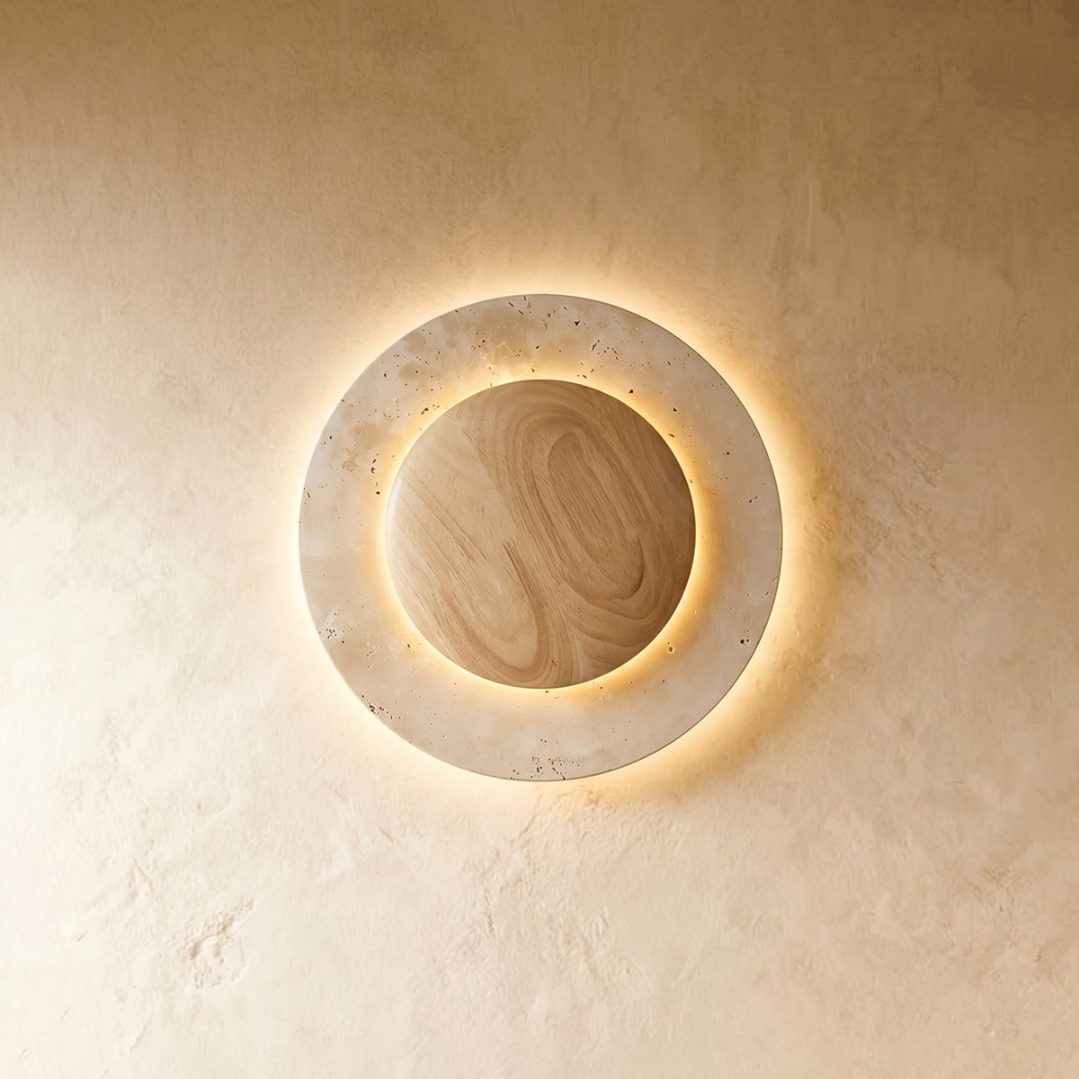 Lampada da parete circolare in travertino con nucleo in legno e luce indiretta delicata