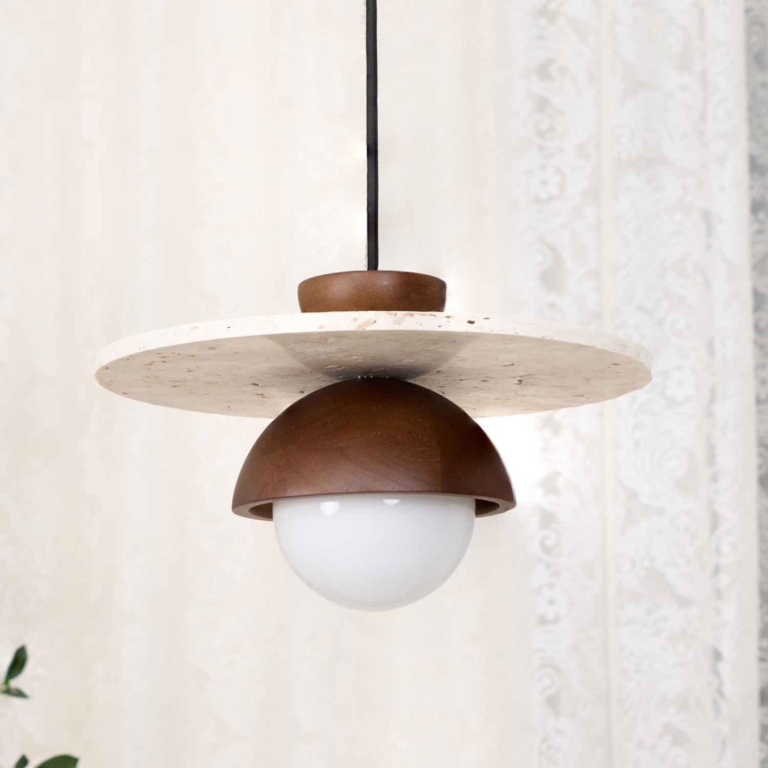 Lampada a sospensione Ritta con globo in vetro e travertino | Fioriscas