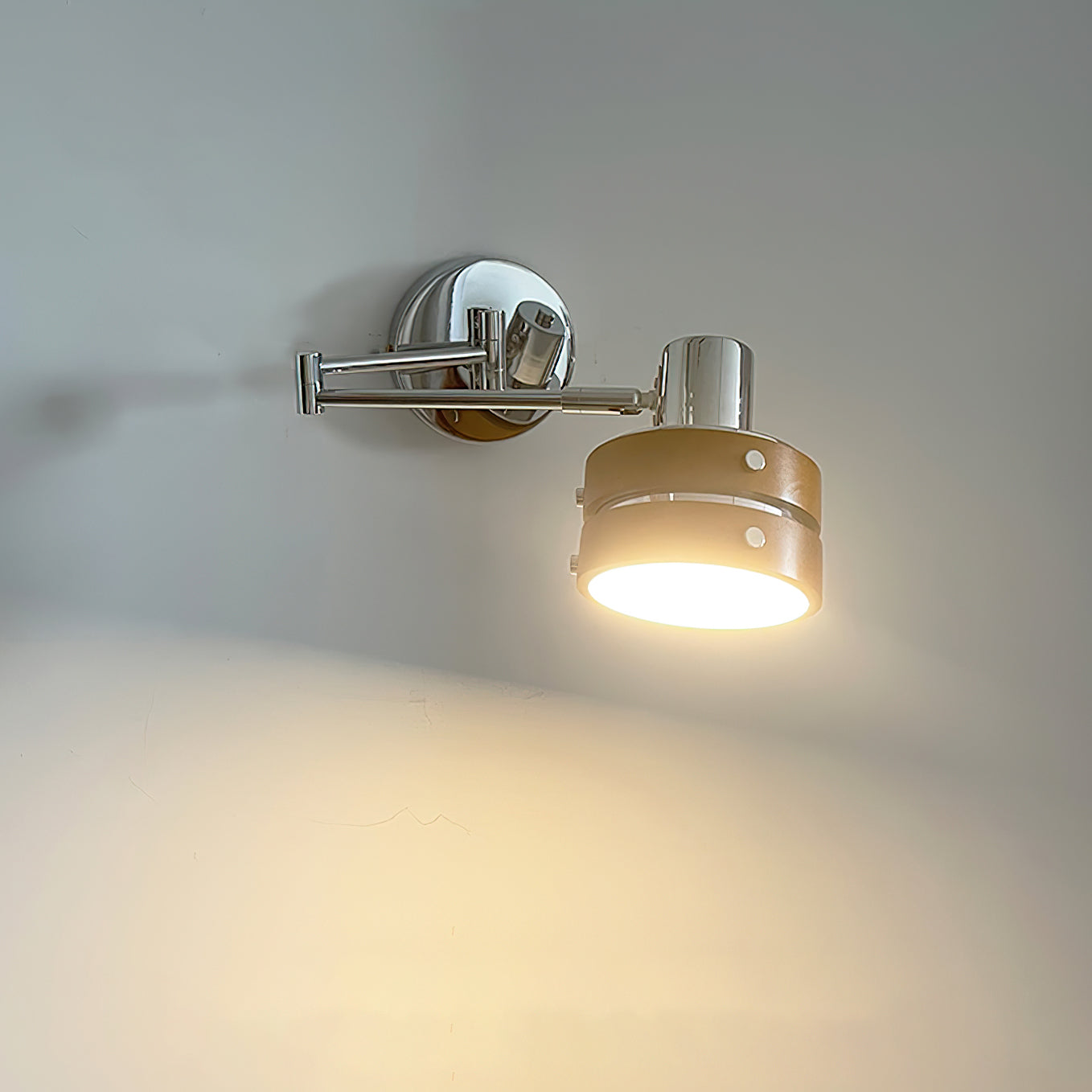 Nástěnná lampa kov a dřevěné stínidlo ve tvaru sudu nastavitelná středověká | Fioriscas