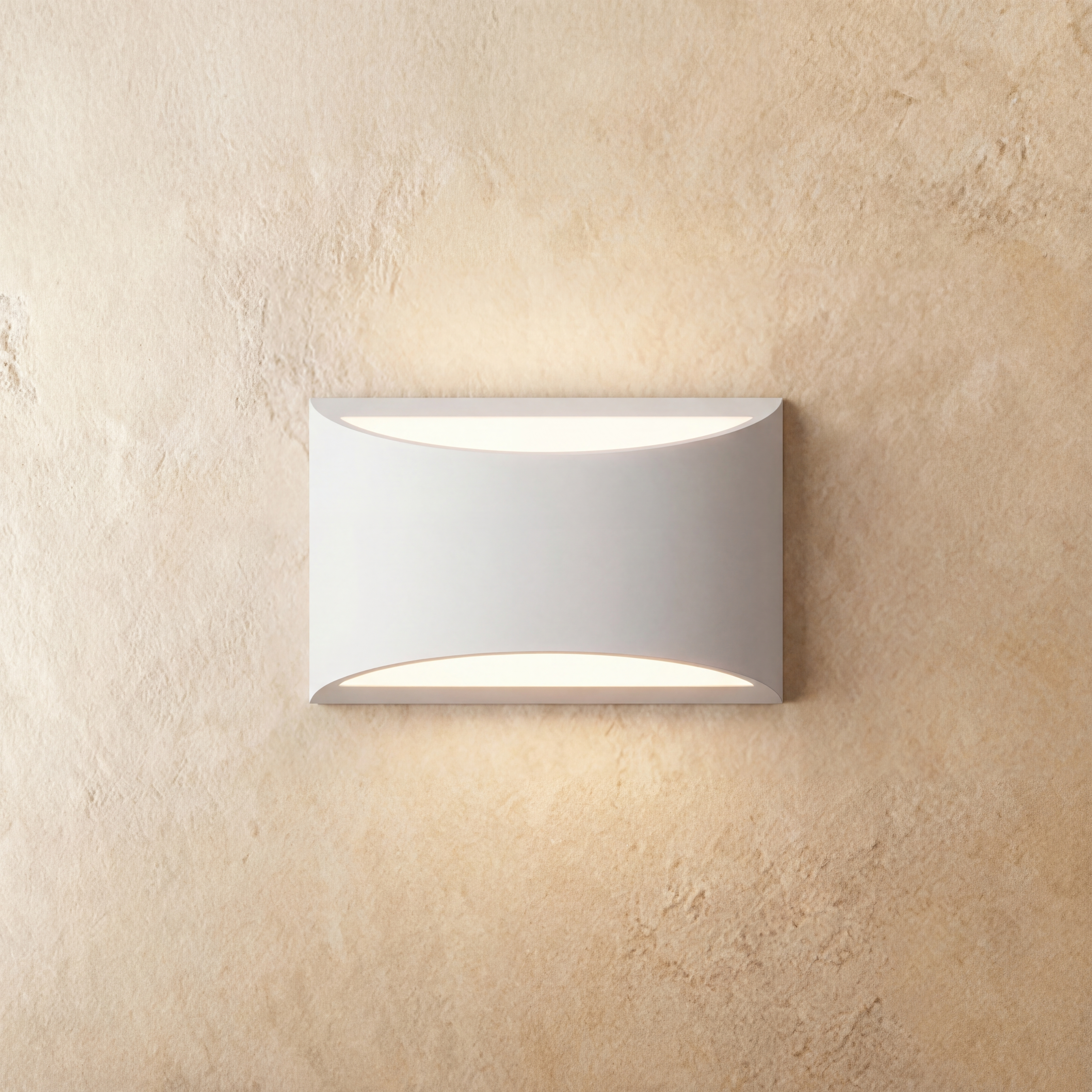 Lampada da parete AuroraCurve in gesso con luce soffusa verso l'alto e verso il basso