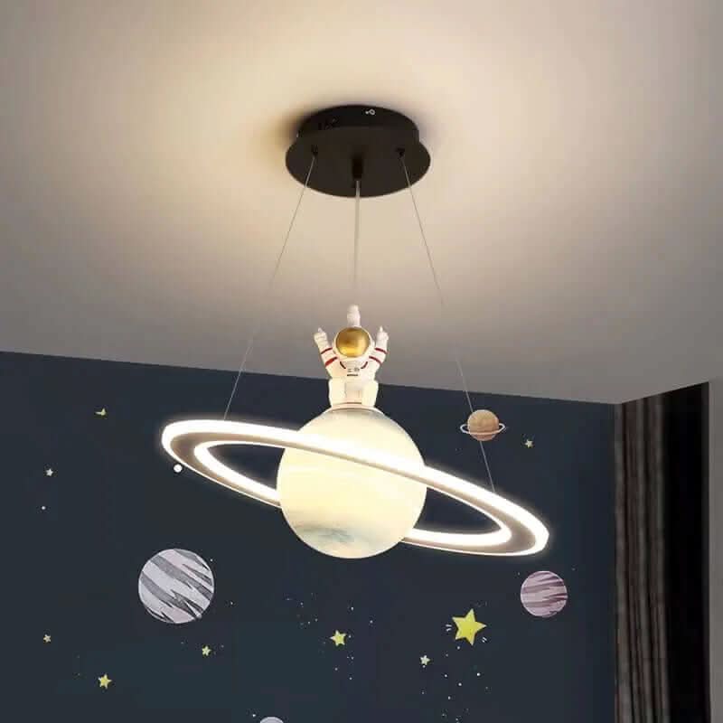 Fantasifull taklampa till barnrummet i planetdesign - Fioriscas