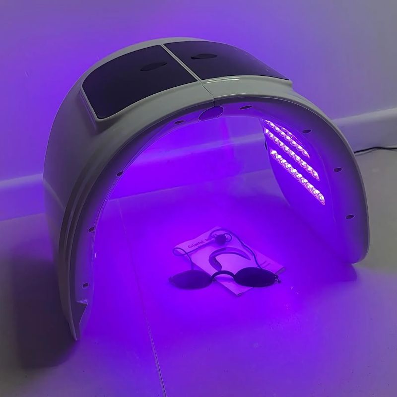 LED přístroj pro omlazení pleti se světelnou terapií o 7 vlnových délkách