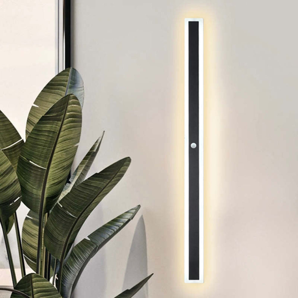 Lineær udendørs væglampe med Frostline-design i akrylpanel