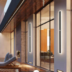 Lineær udendørs væglampe med Frostline-design i akrylpanel