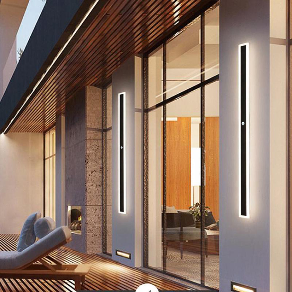 Lineær udendørs væglampe med Frostline-design i akrylpanel