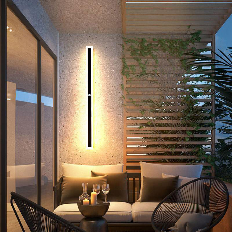 Lineær udendørs væglampe med Frostline-design i akrylpanel