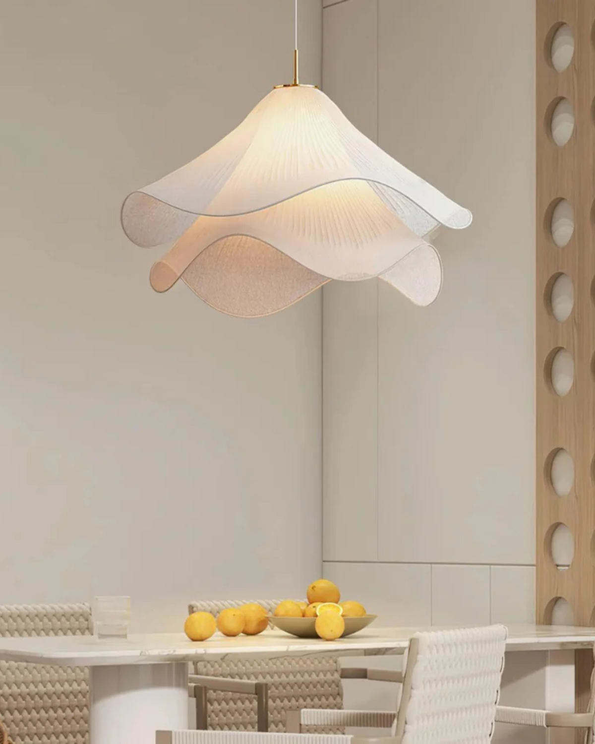 Hanglamp, Kirra-lampenkap van gelaagde stof met bloembladvorm, twee maten