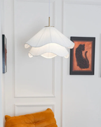 Hanglamp, Kirra-lampenkap van gelaagde stof met bloembladvorm, twee maten