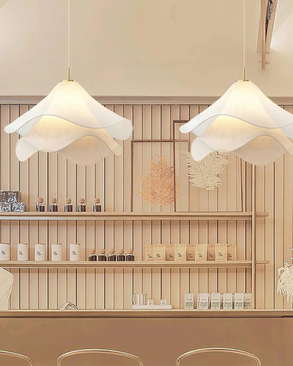 Hanglamp, Kirra-lampenkap van gelaagde stof met bloembladvorm, twee maten