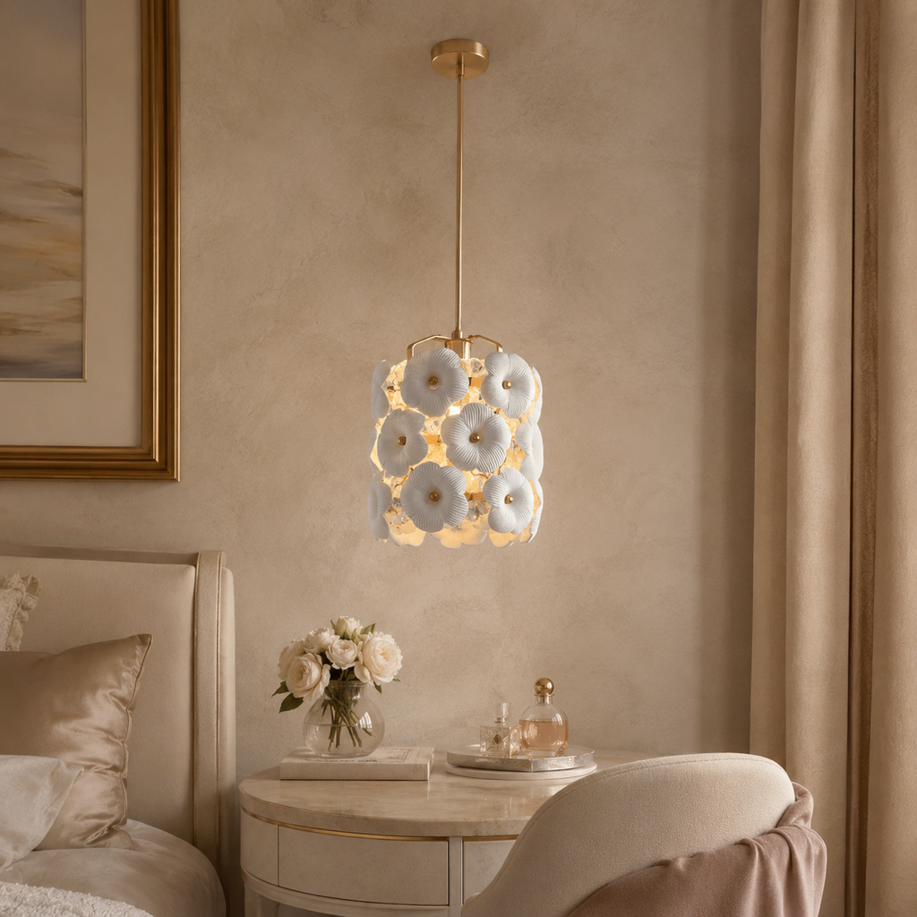 Petalform měděné závěsné svítidlo s keramickým stínidlem pro elegantní místnosti