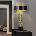 Bordlampe med marmorbase, sort og messingfarvet skærm samt krystaldetaljer