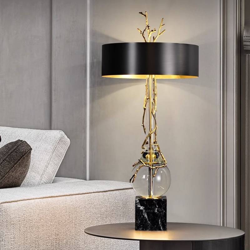 Bordlampe med marmorbase, sort og messingfarvet skærm samt krystaldetaljer