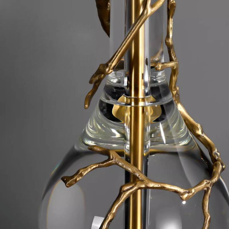Bordlampe med marmorbase, sort og messingfarvet skærm samt krystaldetaljer