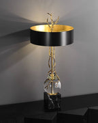 Bordlampe med marmorbase, sort og messingfarvet skærm samt krystaldetaljer