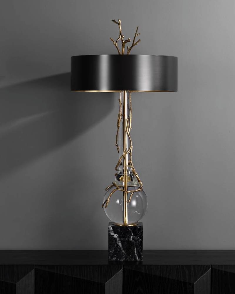 Bordlampe med marmorbase, sort og messingfarvet skærm samt krystaldetaljer