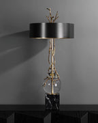 Bordlampe med marmorbase, sort og messingfarvet skærm samt krystaldetaljer