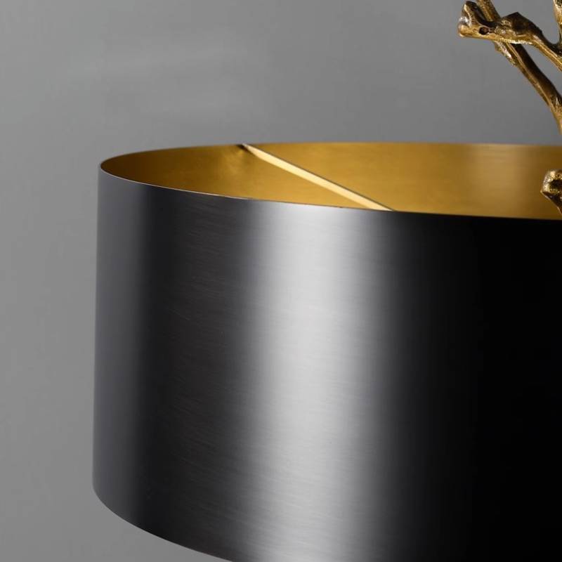 Bordlampe med marmorbase, sort og messingfarvet skærm samt krystaldetaljer