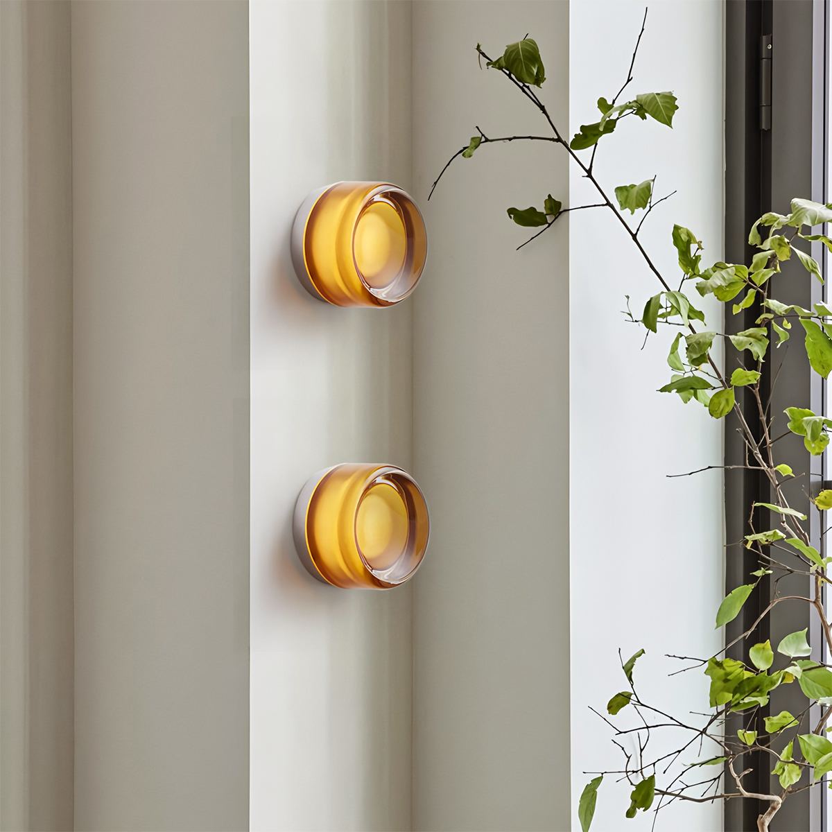 Lámpara de pared redonda de aluminio CircaGlow para un brillo ambiental cálido en espacios modernos