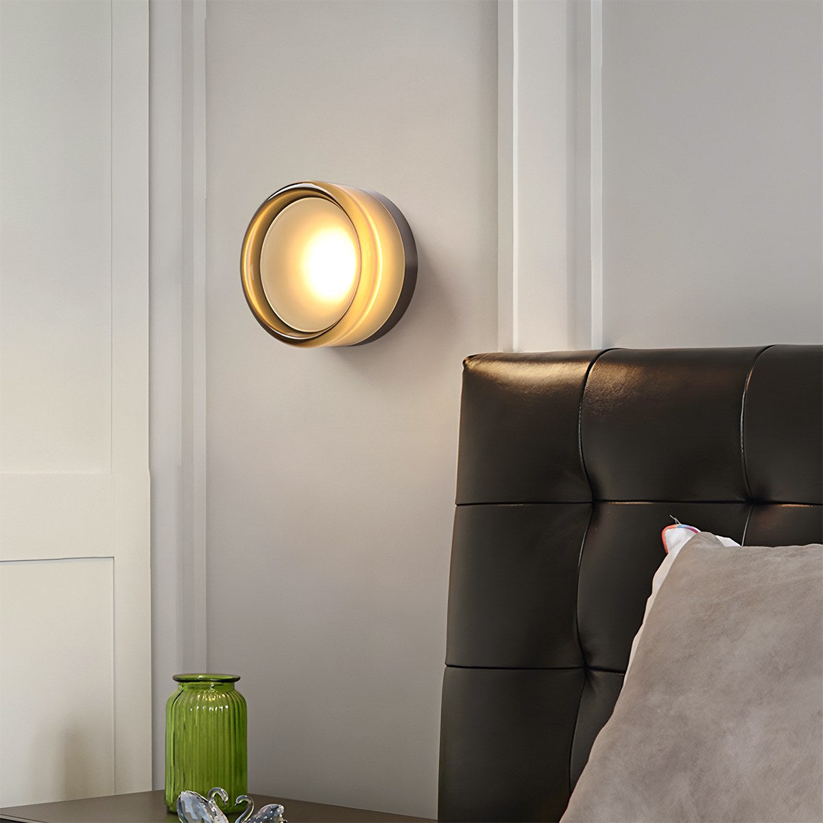Lámpara de pared redonda de aluminio CircaGlow para un brillo ambiental cálido en espacios modernos