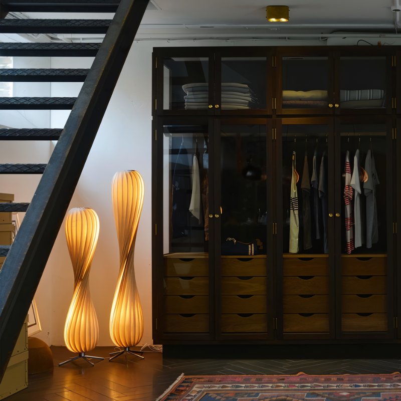 Stojací lampa Lumina Twist s uklidňujícím LED světlem do obývacího pokoje a ložnice | Fioriscas