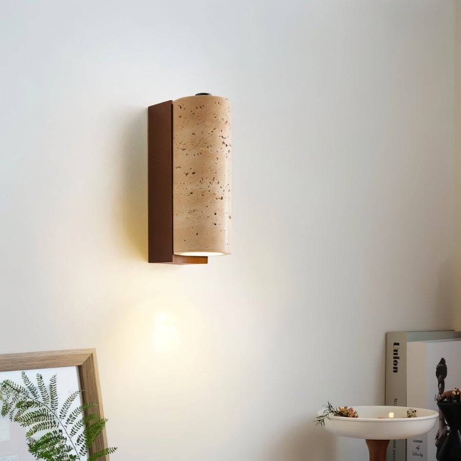 Lampada da parete TerraLume in travertino e legno con paralume cilindrico per bagliore caldo