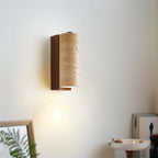 Lampada da parete TerraLume in travertino e legno con paralume cilindrico per bagliore caldo