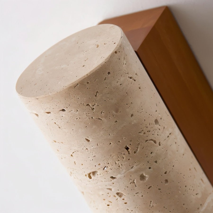 Lampada da parete TerraLume in travertino e legno con paralume cilindrico per bagliore caldo