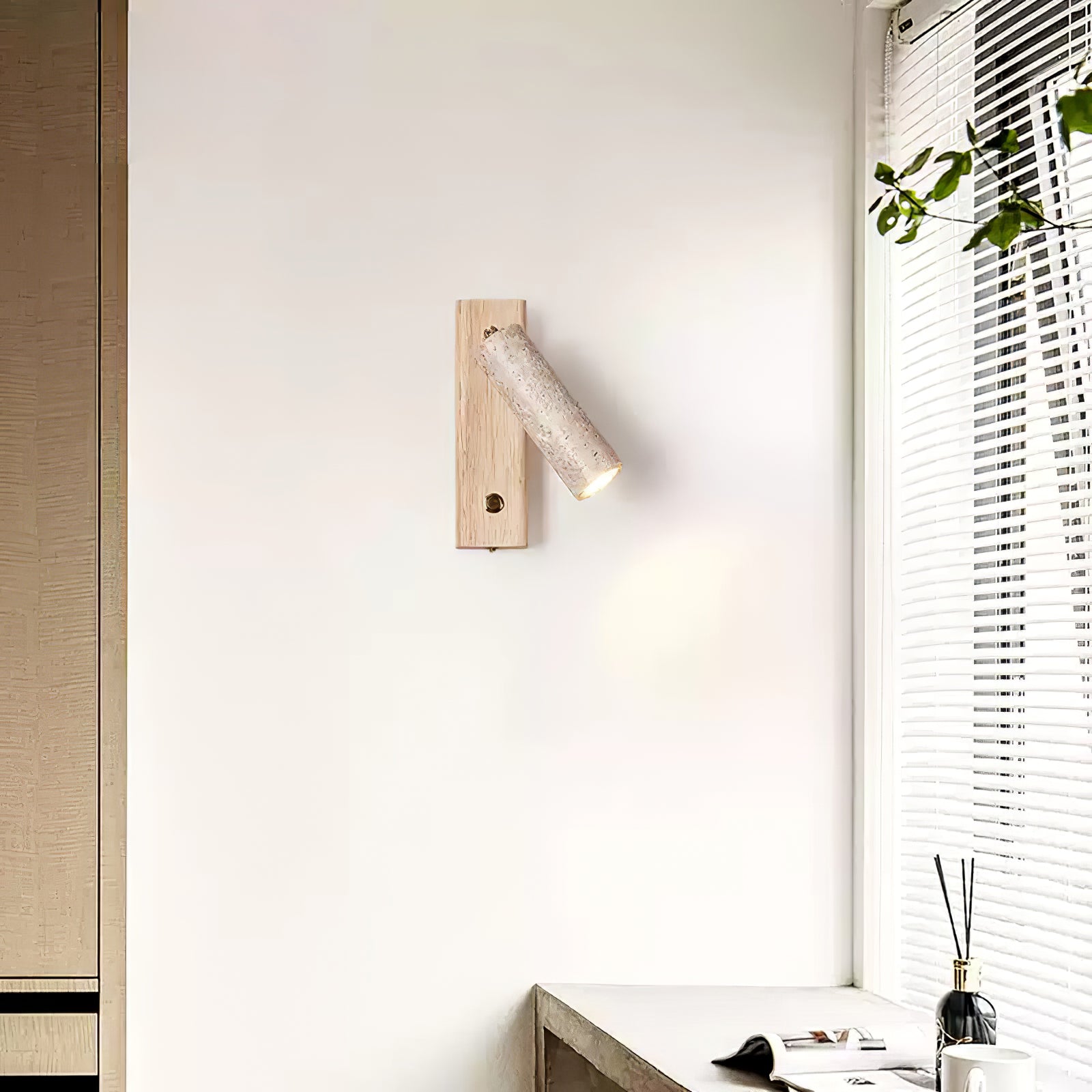 Applique murale cylindrique en travertin avec spot Ornoria | Fioriscas