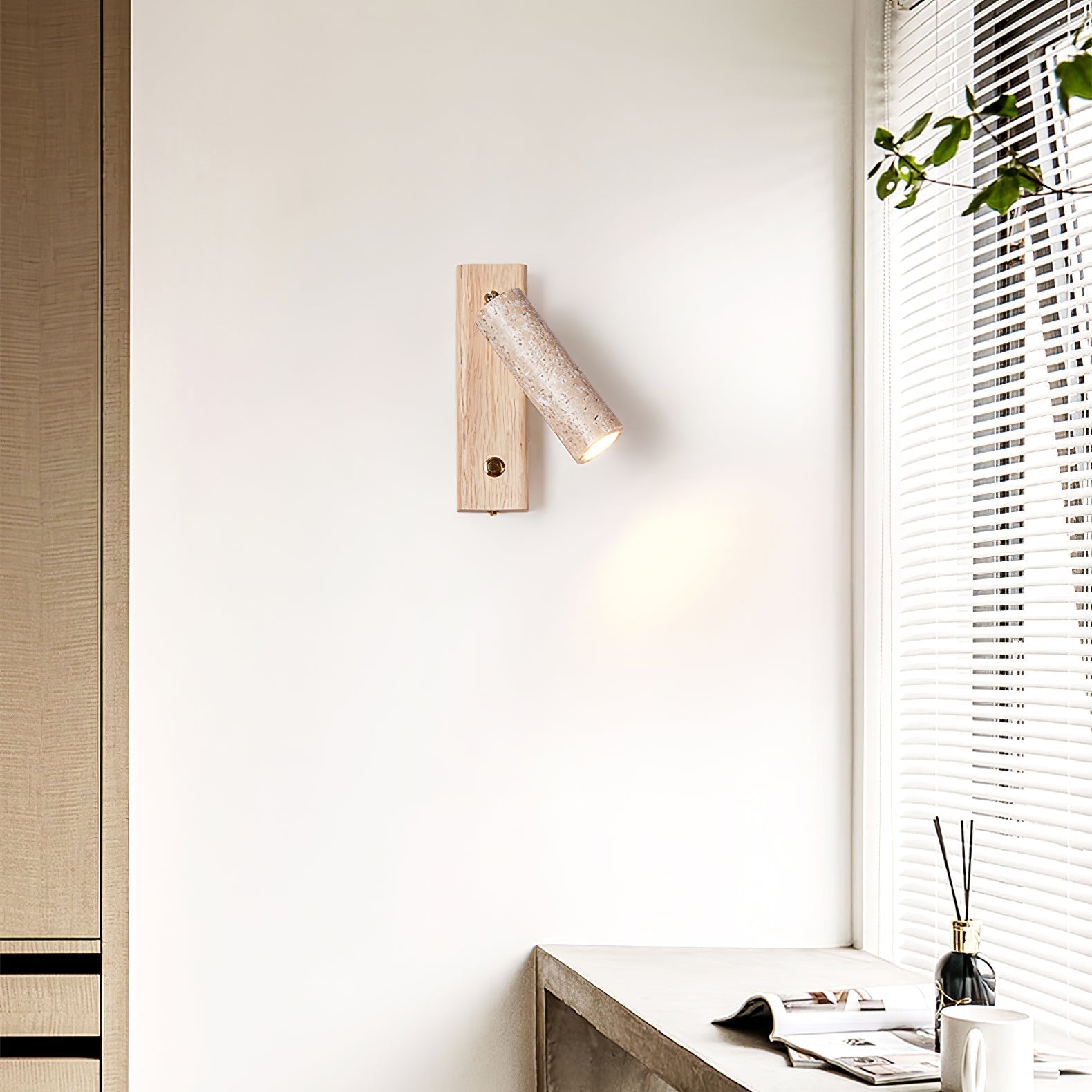 Applique murale cylindrique en travertin avec spot Ornoria | Fioriscas